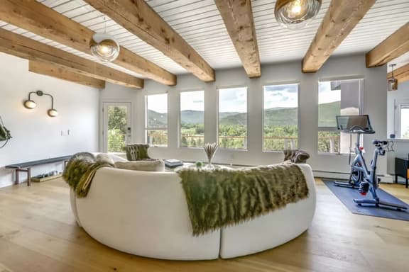 Aspen Chalet, Hot Tub, 7 Acres, Mountain Views - Image 1